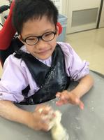 紙粘土を触る児童の様子