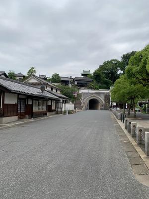 倉敷の街並み中に、トンネルがありました。