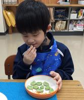 空豆を食べる児童の様子