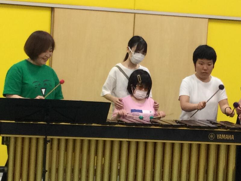 宮井先生と合奏する生徒たち