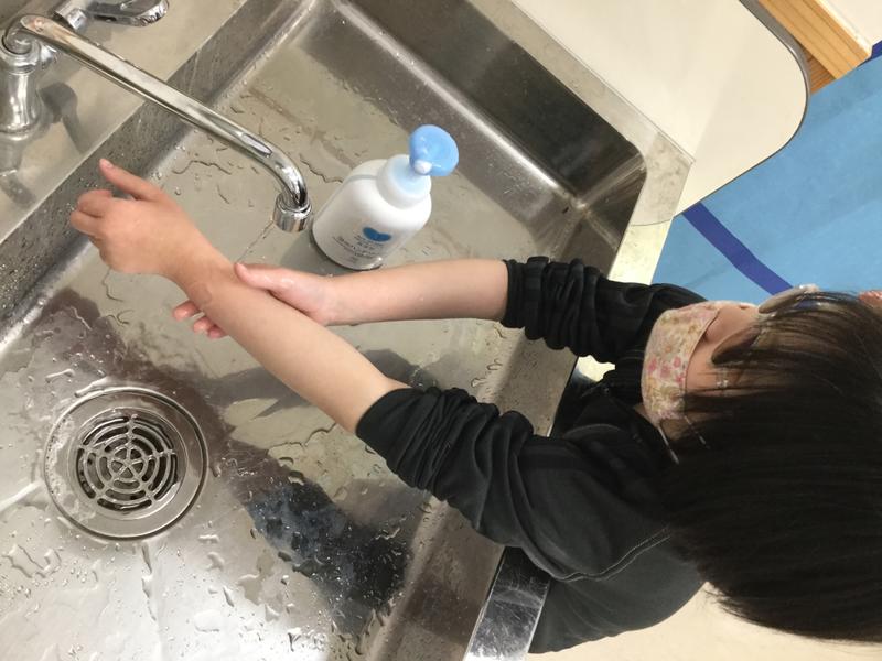 ていねいに手洗いする生徒