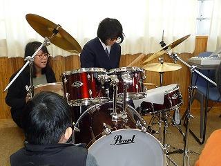 生徒がドラムを演奏している写真