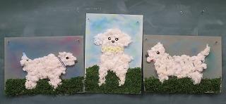 綿花からとった綿を画用紙に貼り犬を作った作品の写真。
