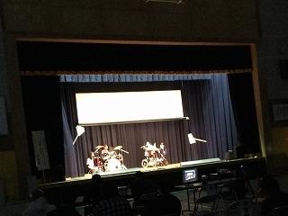 中学部の生徒２名がドラムセットとツリーチャイムをそれぞれ演奏している写真。