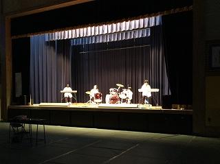 普通科の生徒４名がドラムセット，キーボードを使用して使用して演奏している使用して演奏している写真。