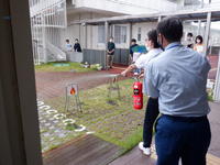 生徒が水消火器を操作し、的を狙って放水しました。